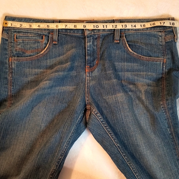 Hint  Denim Jeans featuring embroidering on the pockets - Picture 5 of 12